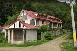 Pensiune P+E+M 993mp + magazin 44mp + teren intravilan 821mp, Slanic-Moldova, jud. Bacau