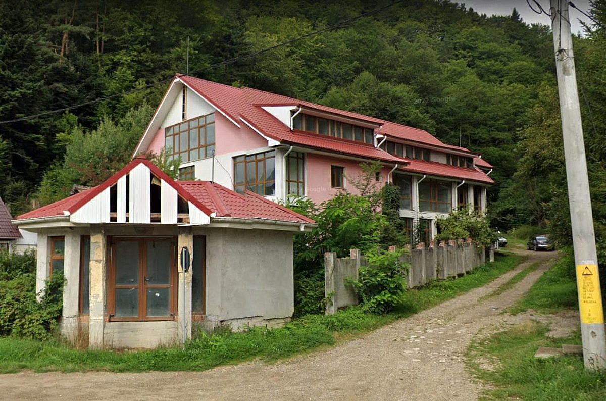 Pensiune P+E+M 993mp + magazin 44mp + teren intravilan 821mp, Slanic-Moldova, jud. Bacau