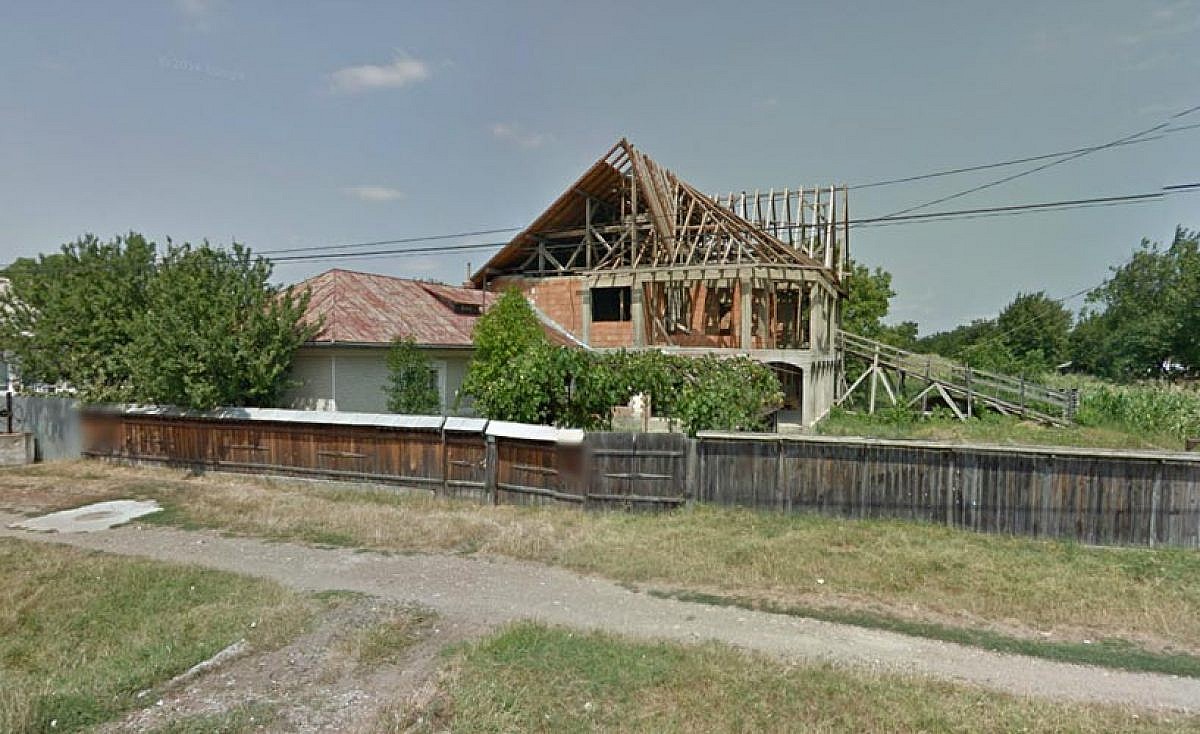 Casa 4 camere + casa P+E neterminata + teren intravilan 1.000mp, Roznov, jud. Neamt
