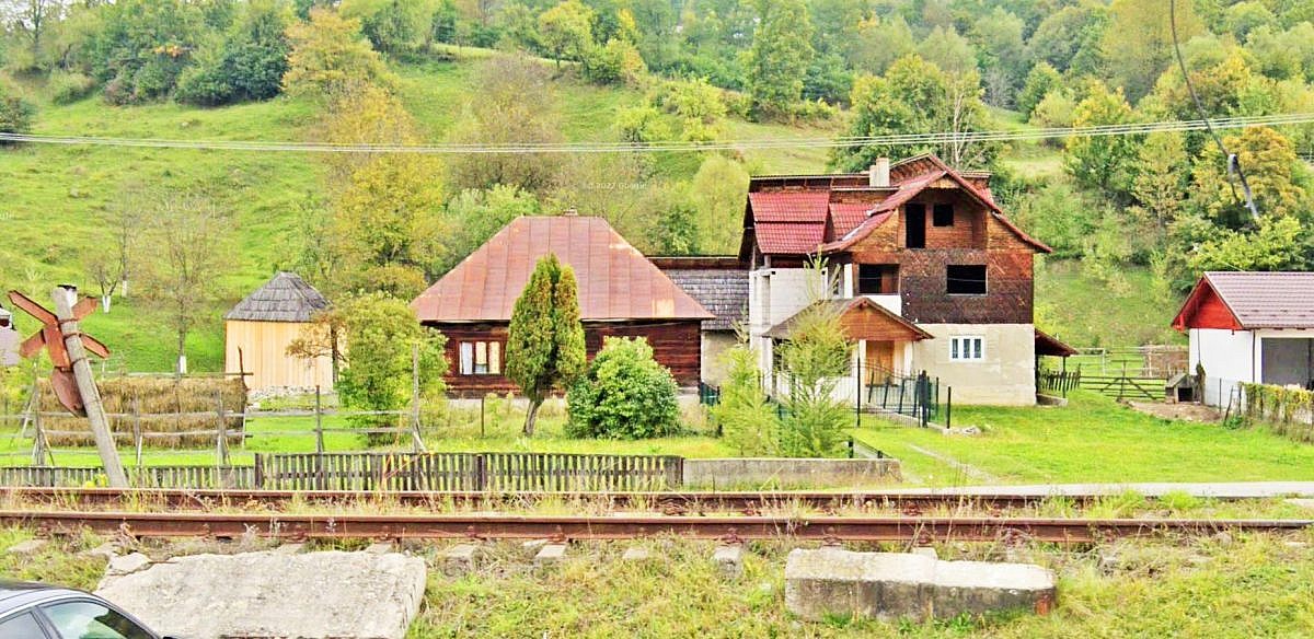 Casa P 86mp + casa P+E 142mp + anexa + teren intravilan 4.670mp, Moisei, jud. Maramures