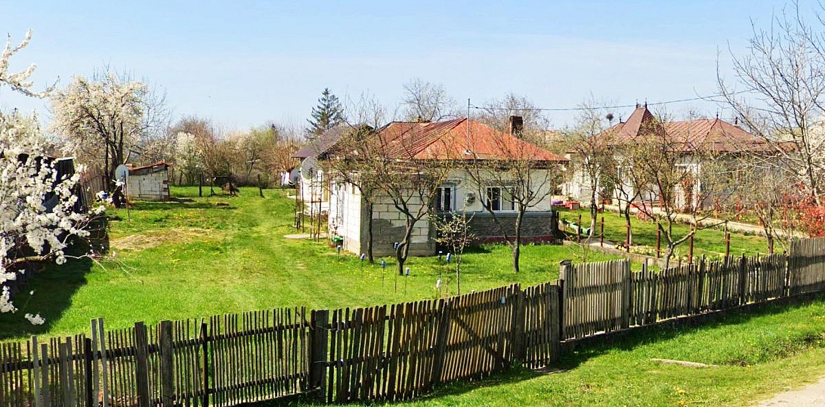 Casa 53 mp + anexa + teren intravilan 1.300mp, Potlogi, jud. Dambovita