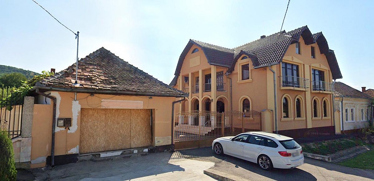 Vila P+E+M 212mp + casa P 114mp + anexe + teren intravilan 3.433mp, Siria, jud. Arad