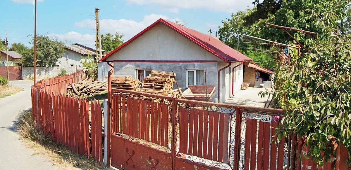 Casa 35mp + anexa + teren intravilan 2.001mp, Crevedia, jud. Dambovita