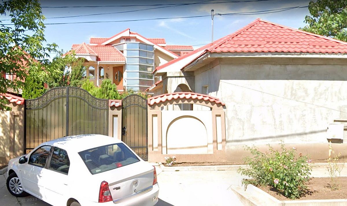 Vila D+P+E 133mp + casa P 99mp + teren intravilan 500mp, Alexandria, jud. Teleorman