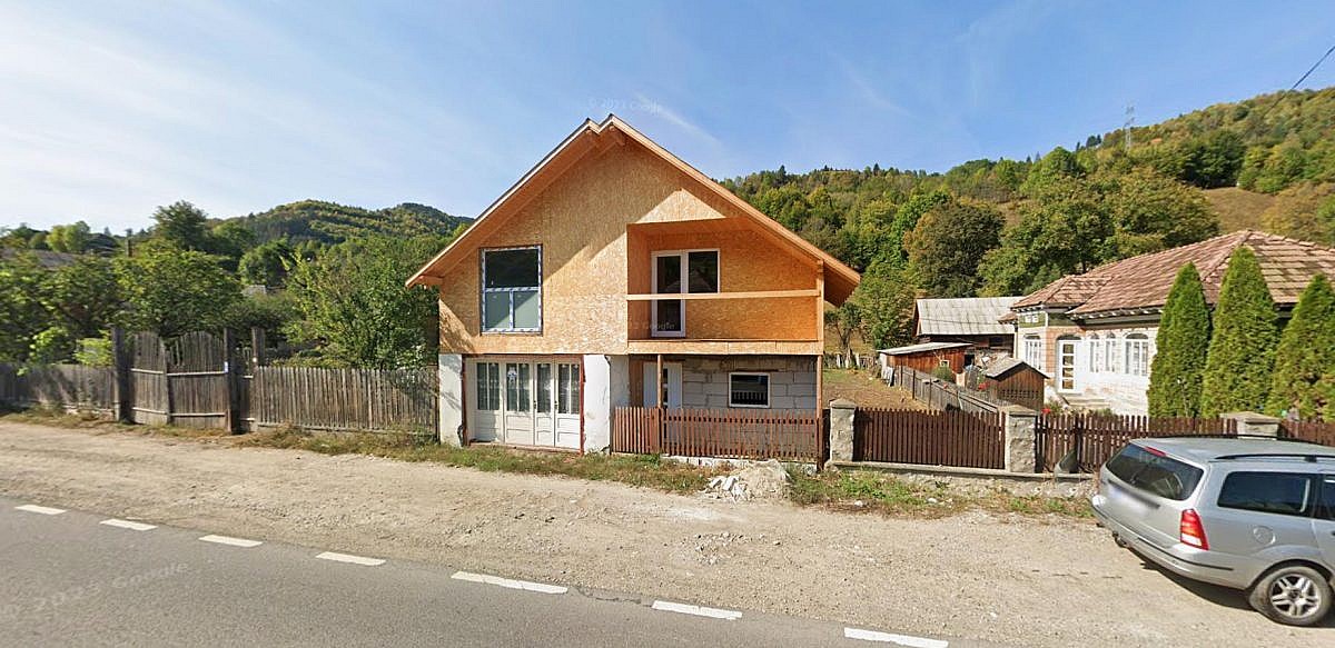 Casa 2 camere, 79mp + spatiu comercial 25mp + teren intravilan 1.164mp, Tepeseni, jud. Neamt