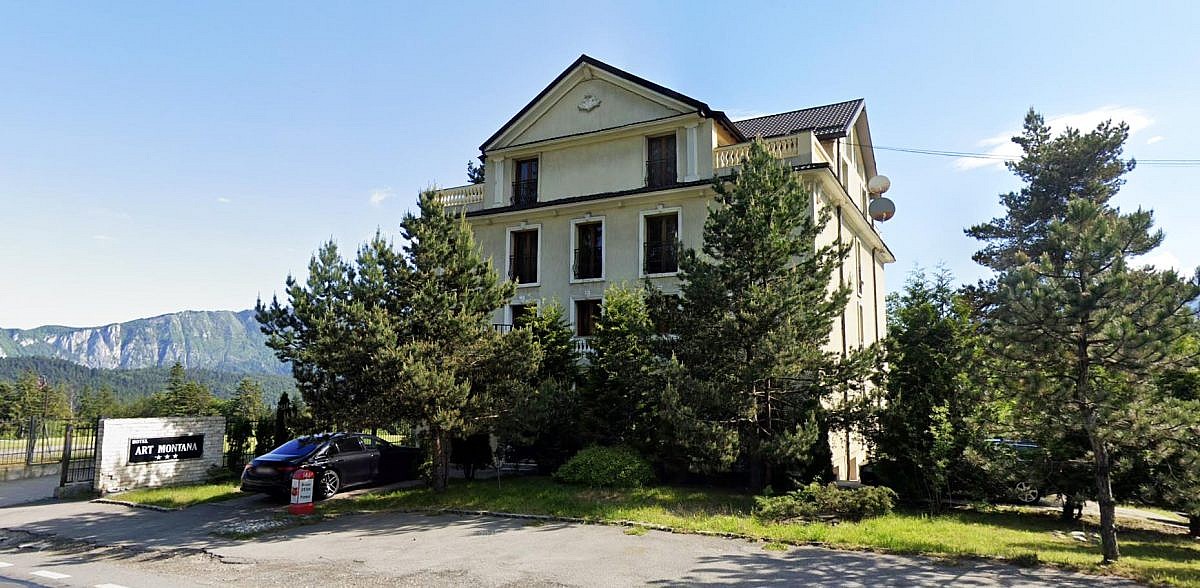 Pensiune turistica S+P+2E+M + teren intravilan 590mp, Predeal, jud. Brasov