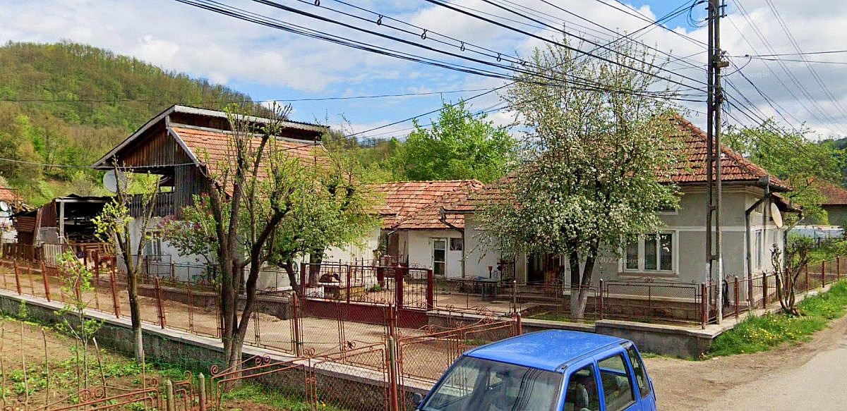 Casa P+M 56mp + casa P 83mp + anexa + teren intravilan 654mp, Brad, jud. Hunedoara